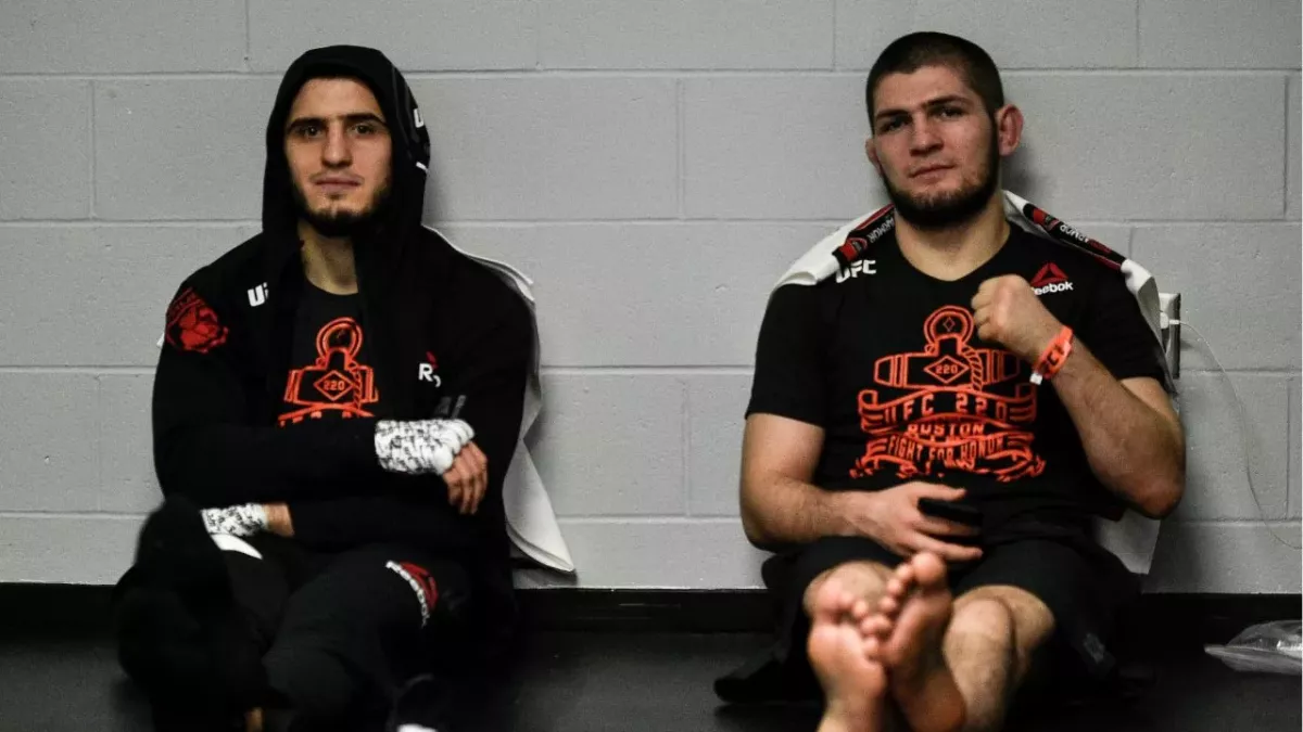 Islam Makhachev et Khabib Nurmagomedov dans les vestiaires de l'UFC. 