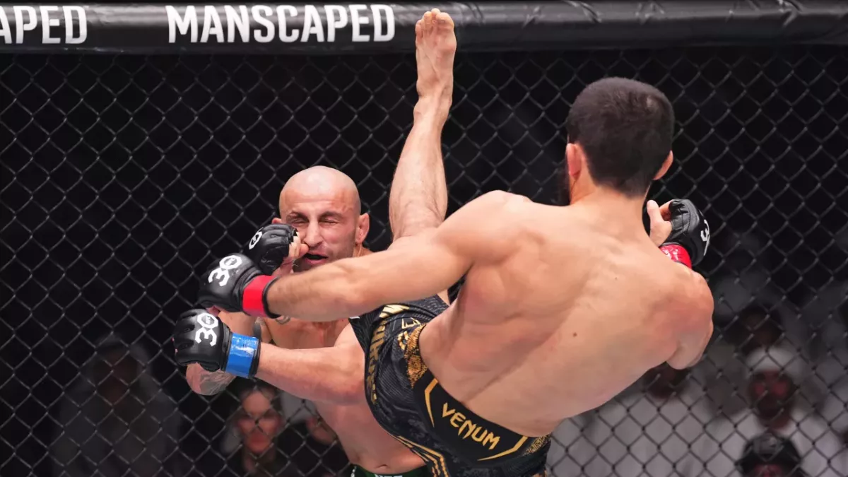 Islam Makhachev a mis KO Alexander Volkanovski en combat principal de l'UFC 294. 