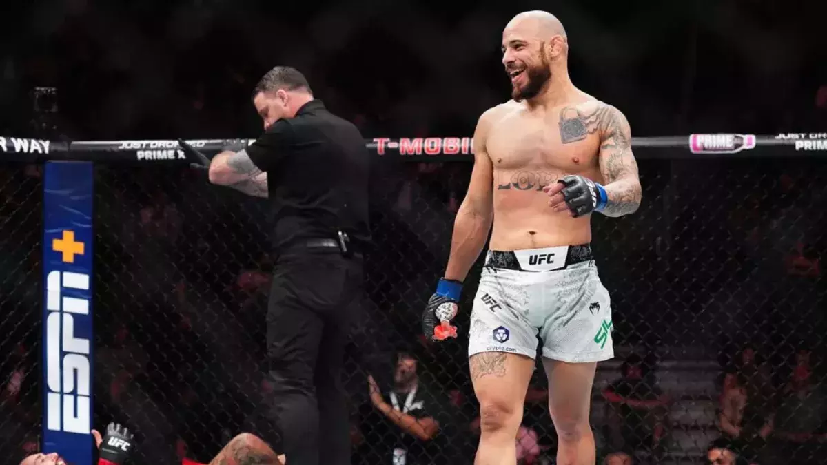 Jean Silva dans la cage de l'UFC