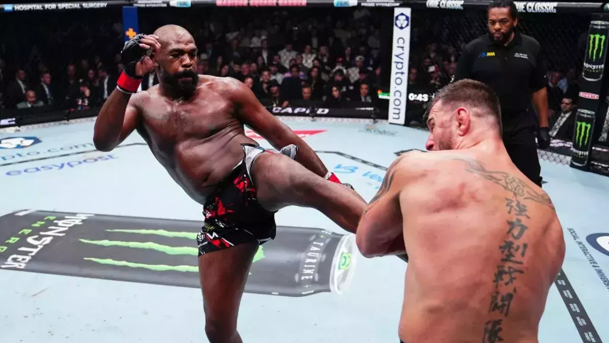 Jon Jones a battu Stipe Miocic par TKO à l'UFC 309. 