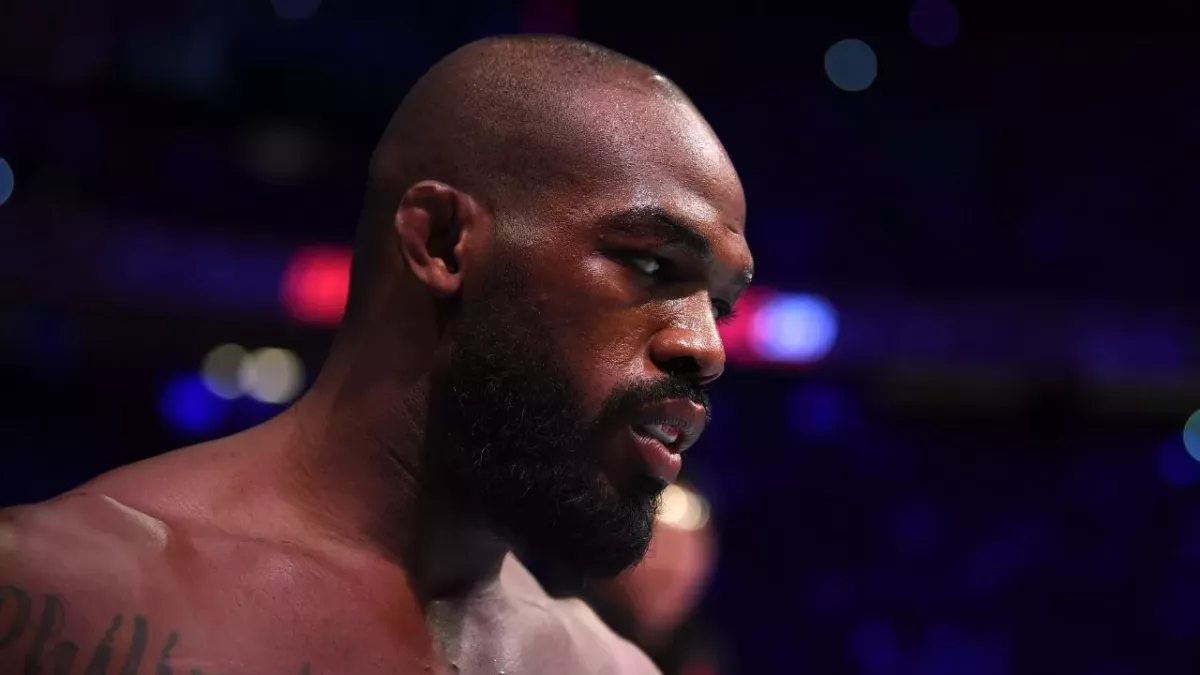Jon Jones est un combattant de MMA évoluant actuellement chez les poids lourds après avoir effectué la majorité de sa carrière chez les lourds-légers. 