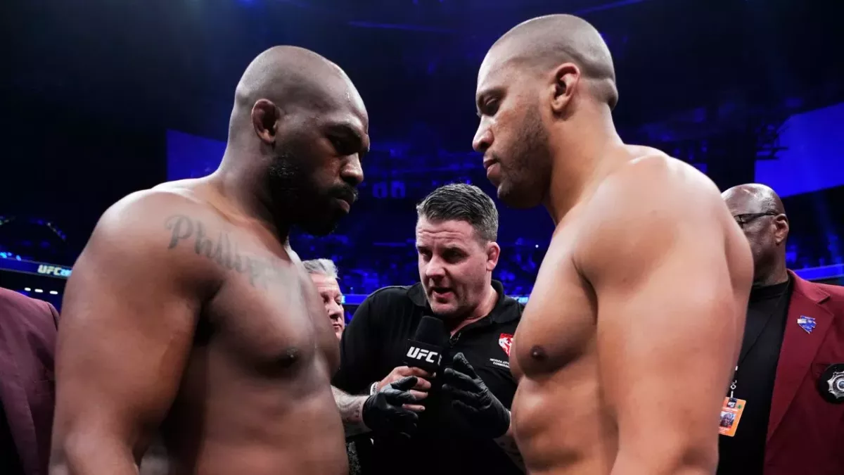 Jon Jones et Ciryl Gane lors du face à face dans l'octogone avant leur combat à l'UFC 285. 