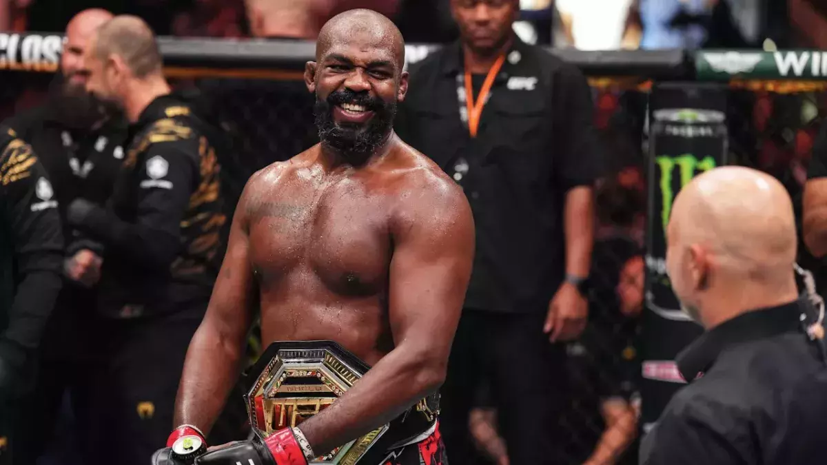 Jon Jones tout heureux après sa victoire face à Stupe Miocic le samedi 16 novembre 2024 au MSG.