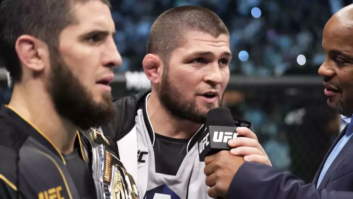 Khabib Nurmagomedov et Islam Makhachev lors de l'UFC 280.