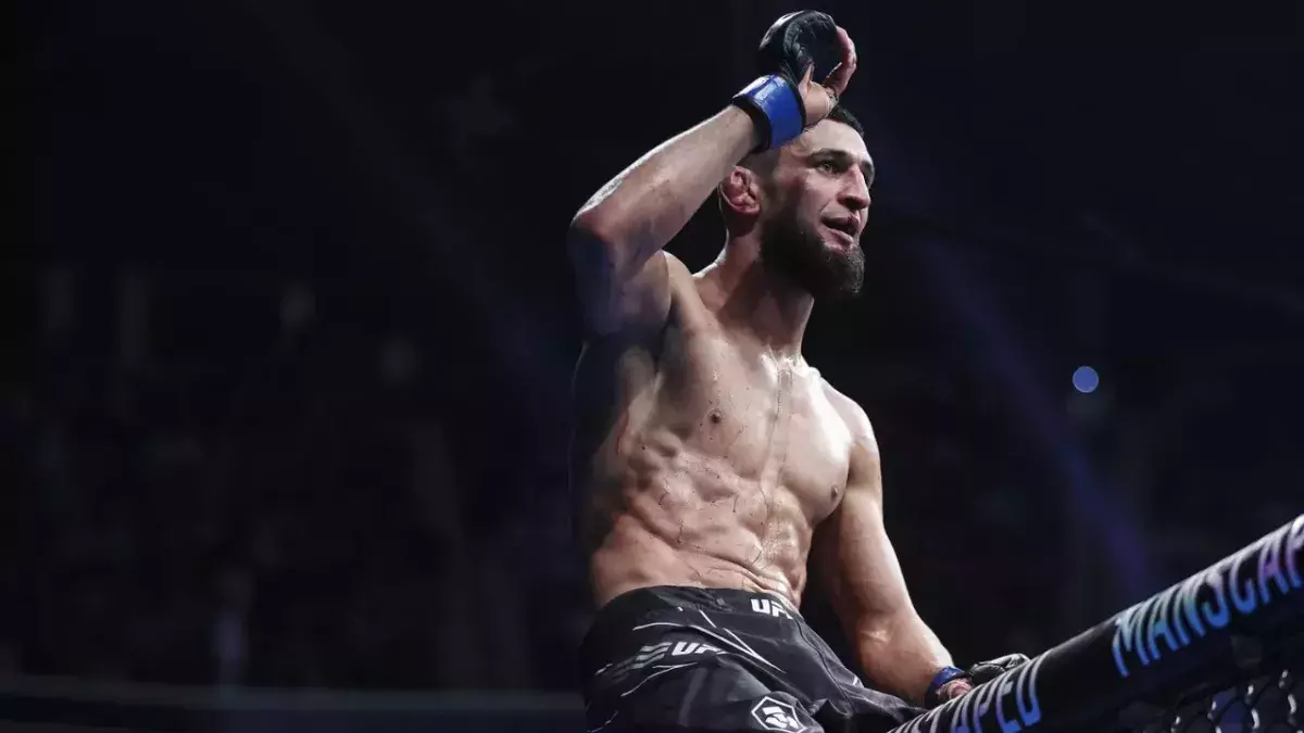 Khamzat Chimaev dans la cage de l'UFC