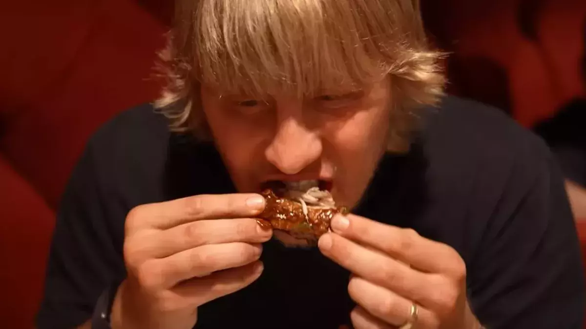  Paddy Pimblett battant un record d'ailes de poulet dans un restaurant
