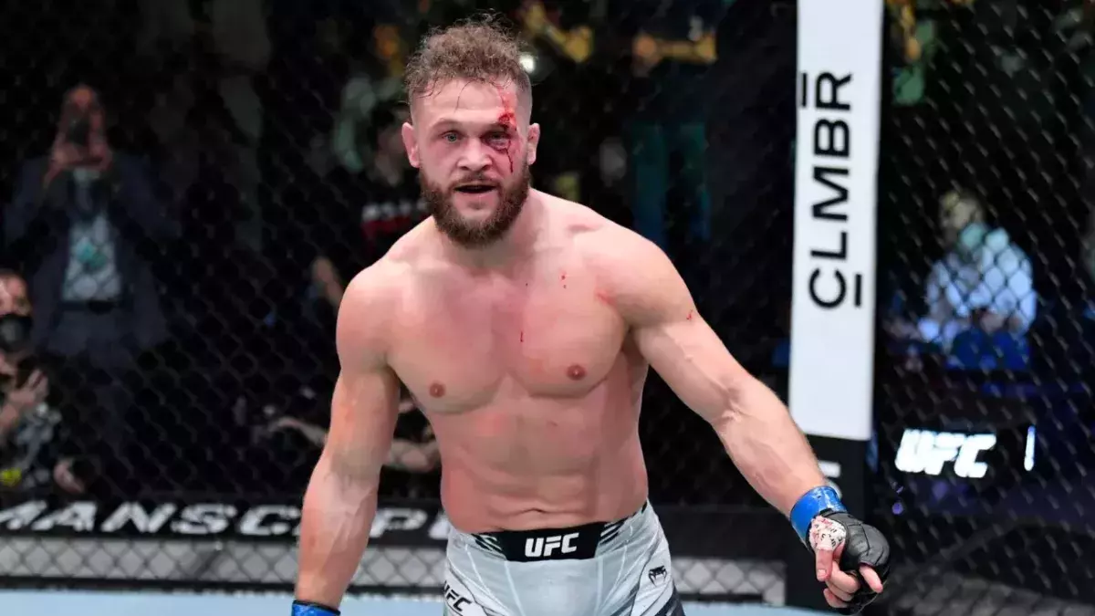 Rafael Fiziev dans la cage de l'UFC