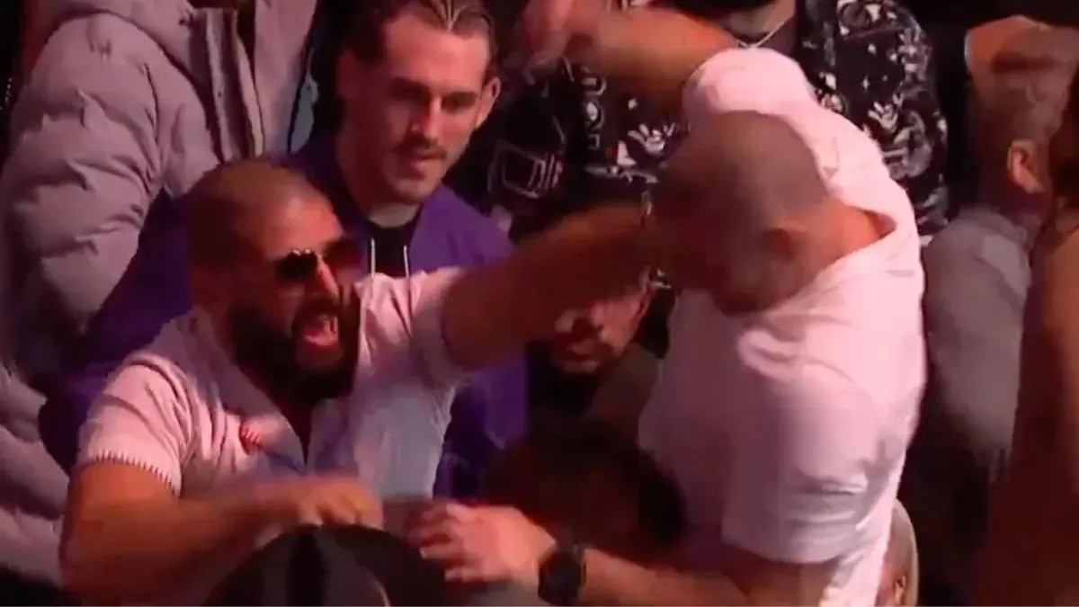 Sean Strickland a attaqué Dricus du Plessis en plein UFC 296. 