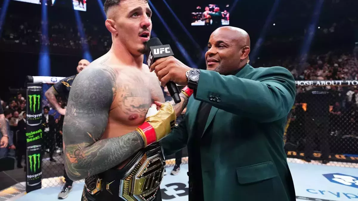 Tom Aspinall lors de l'UFC 304 après sa victoire contre Curtis Blaydes.