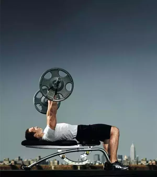 La musculation - Personne n'y pense forcément, mais en fonction de son entraînement, soulever des poids peut s'avérer très efficace pour renforcer son cardio et faire fondre sa graisse.