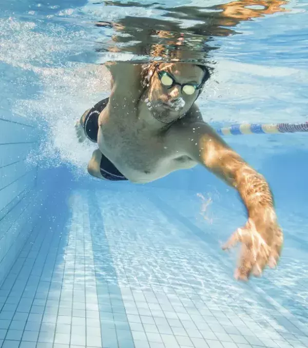 La natation - Sans doute l'autre sport le plus connu pour faire perdre de la graisse. La natation est un sport qui brûle en moyenne 500 calories par heure.