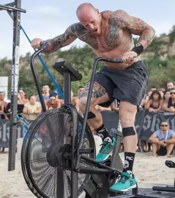 L'assaut bike (ou le vélo elliptique) - Environ 800 calories brûlées en une heure. Soit un bon moyen de faire fondre la graisse.
