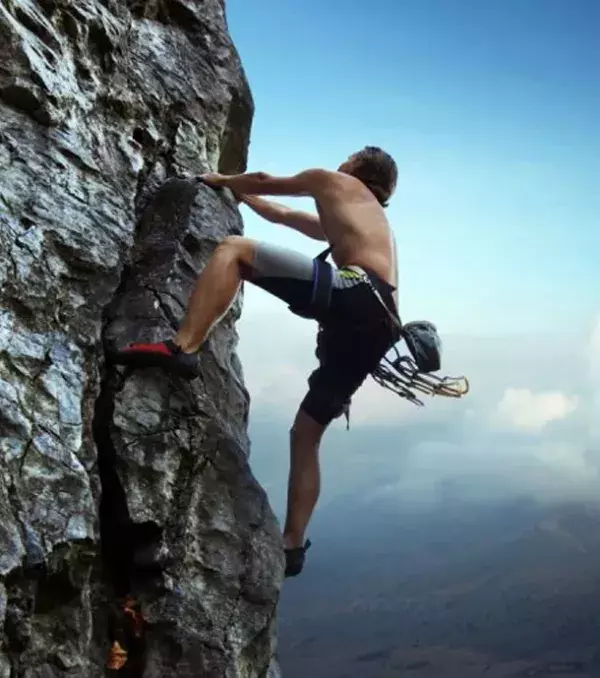 L'escalade - On n'y pense pas assez souvent mais l'escalade demande de l'effort à tous les muscles du corps. On peut y brûler jusqu'à 750 calories en une heure.