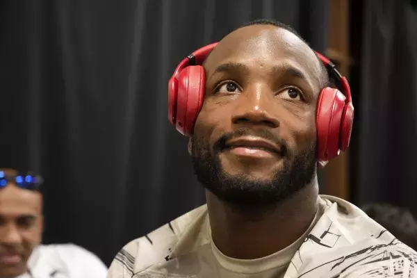 Champion poids mi-moyen : Leon Edwards